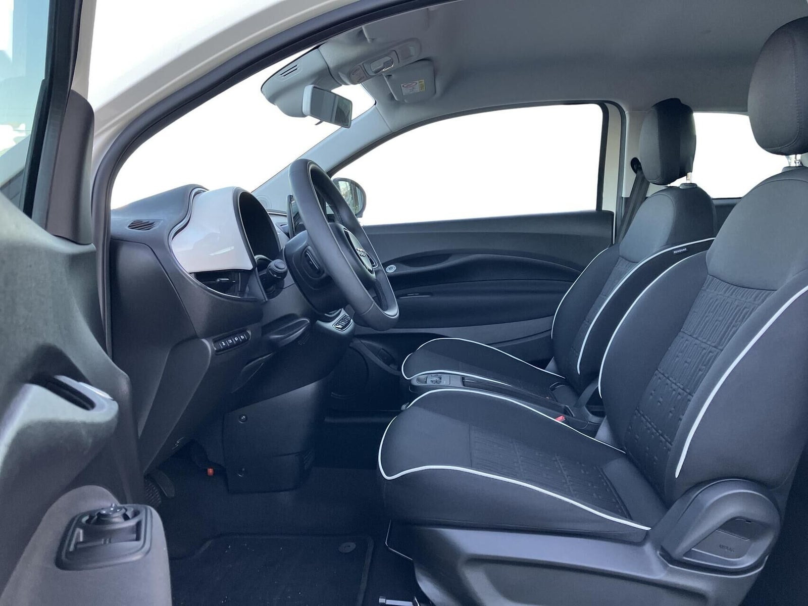 Hvid Fiat 500e fra 2023