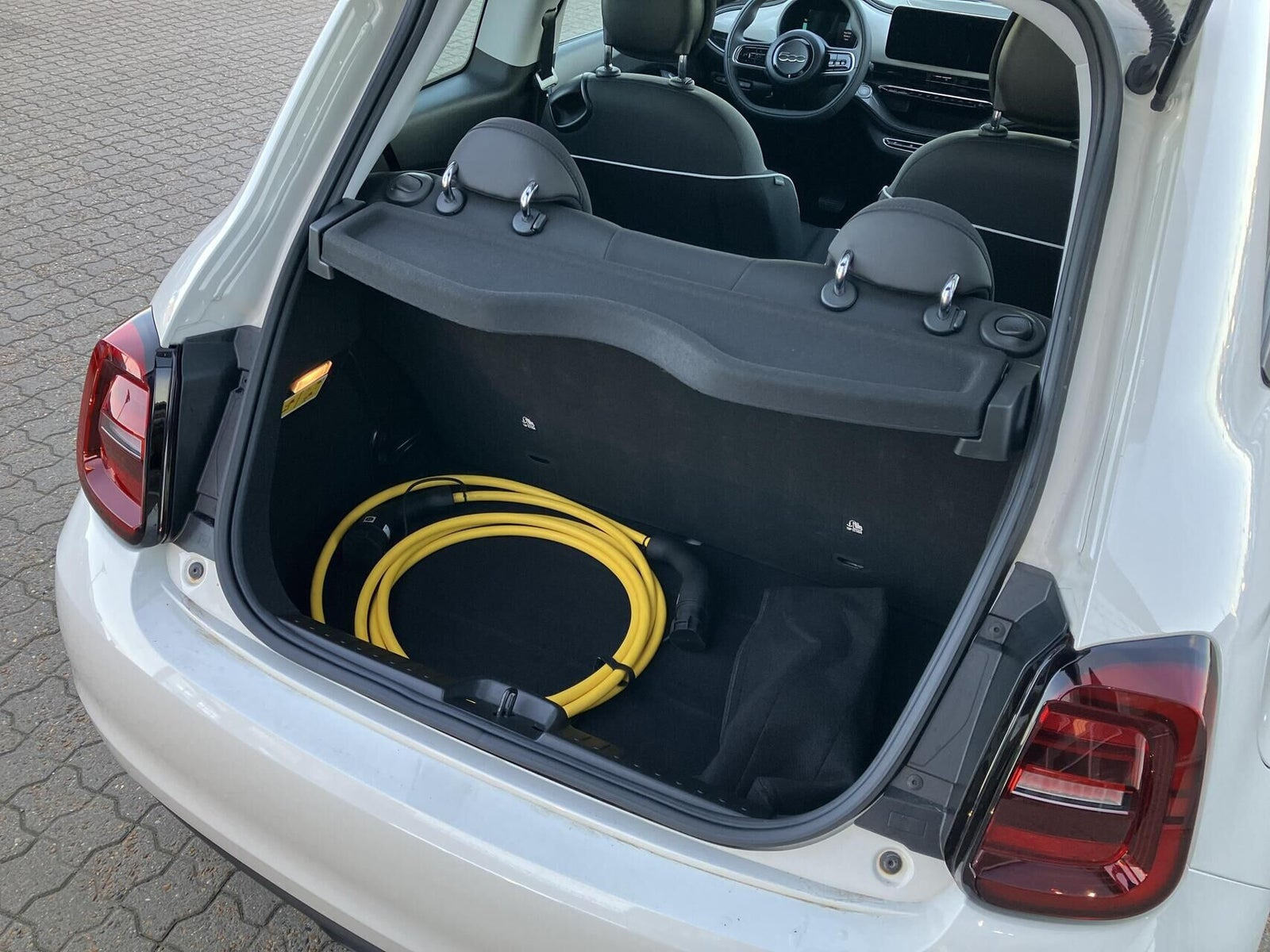 Hvid Fiat 500e fra 2023