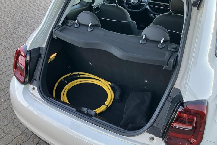 Hvid Fiat 500e fra 2023