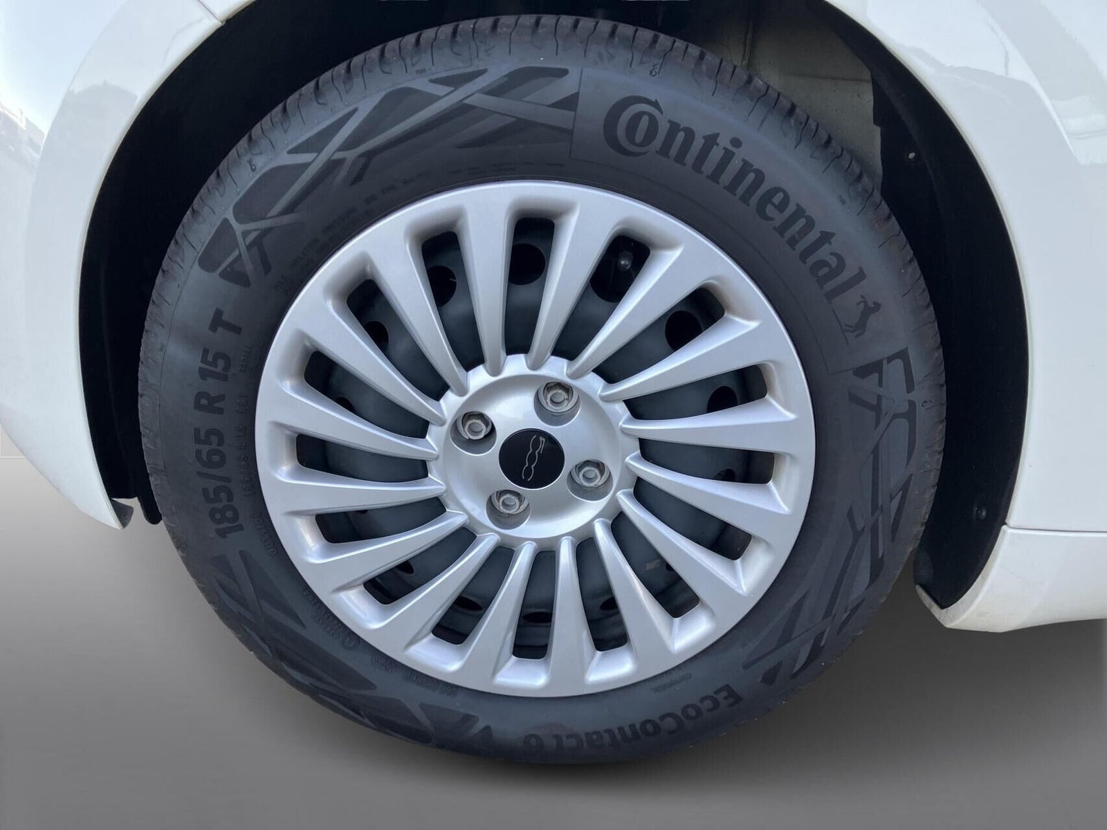 Hvid Fiat 500e fra 2023