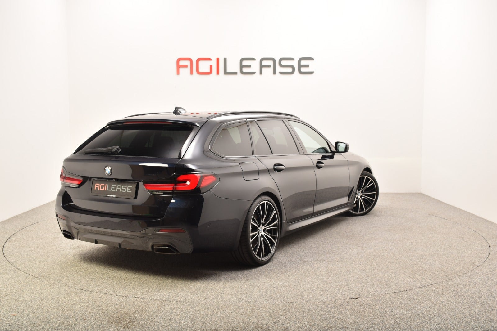 Sort BMW 530e fra 2021