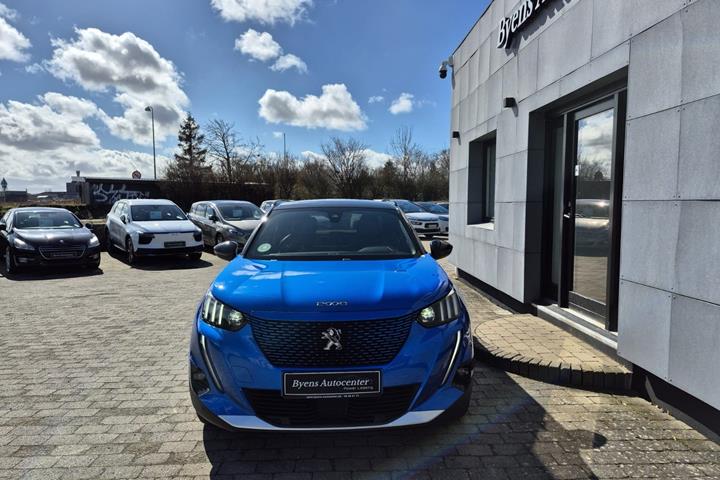 Blå Peugeot e-2008 fra 2021