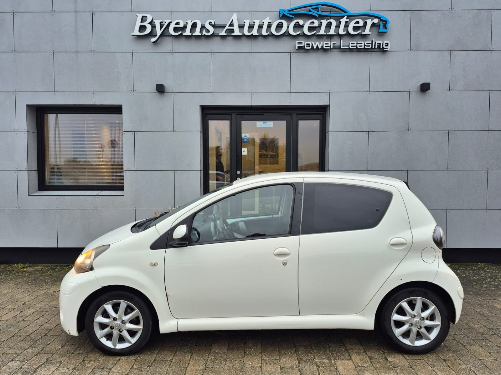 Hvid Toyota Aygo fra 2012