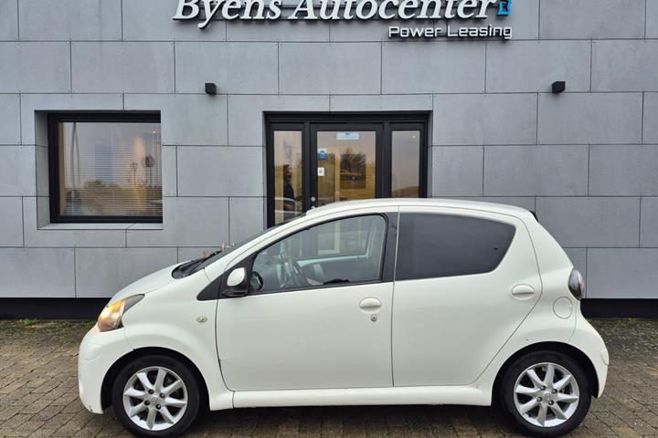 Hvid Toyota Aygo fra 2012