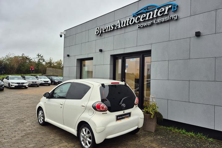 Hvid Toyota Aygo fra 2012