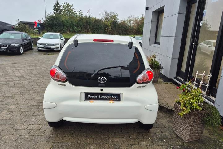 Hvid Toyota Aygo fra 2012