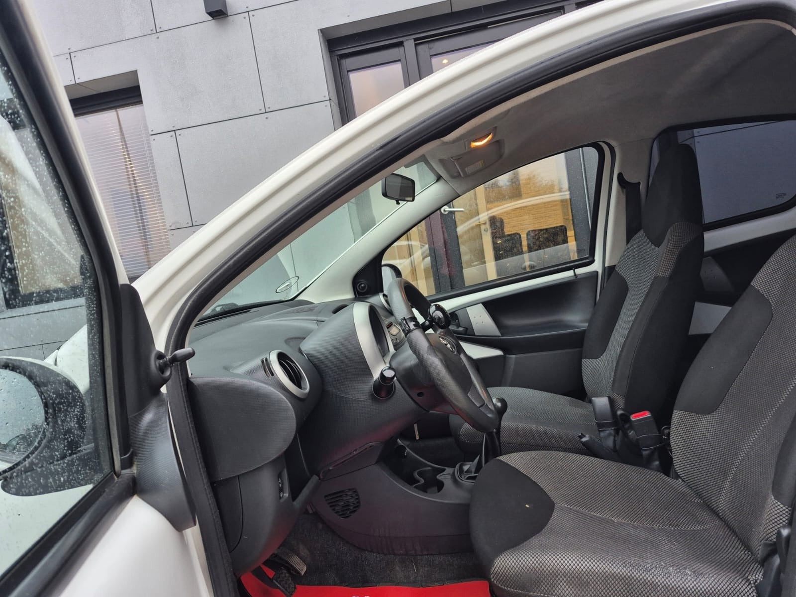 Hvid Toyota Aygo fra 2012