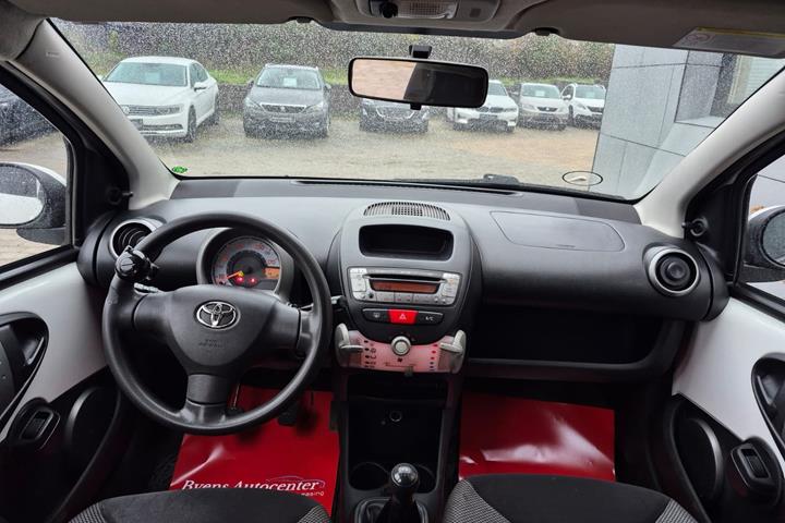 Hvid Toyota Aygo fra 2012
