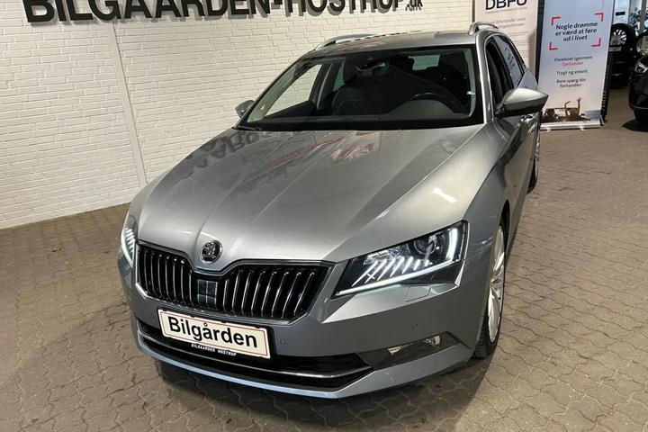Grå Skoda Superb fra 2019