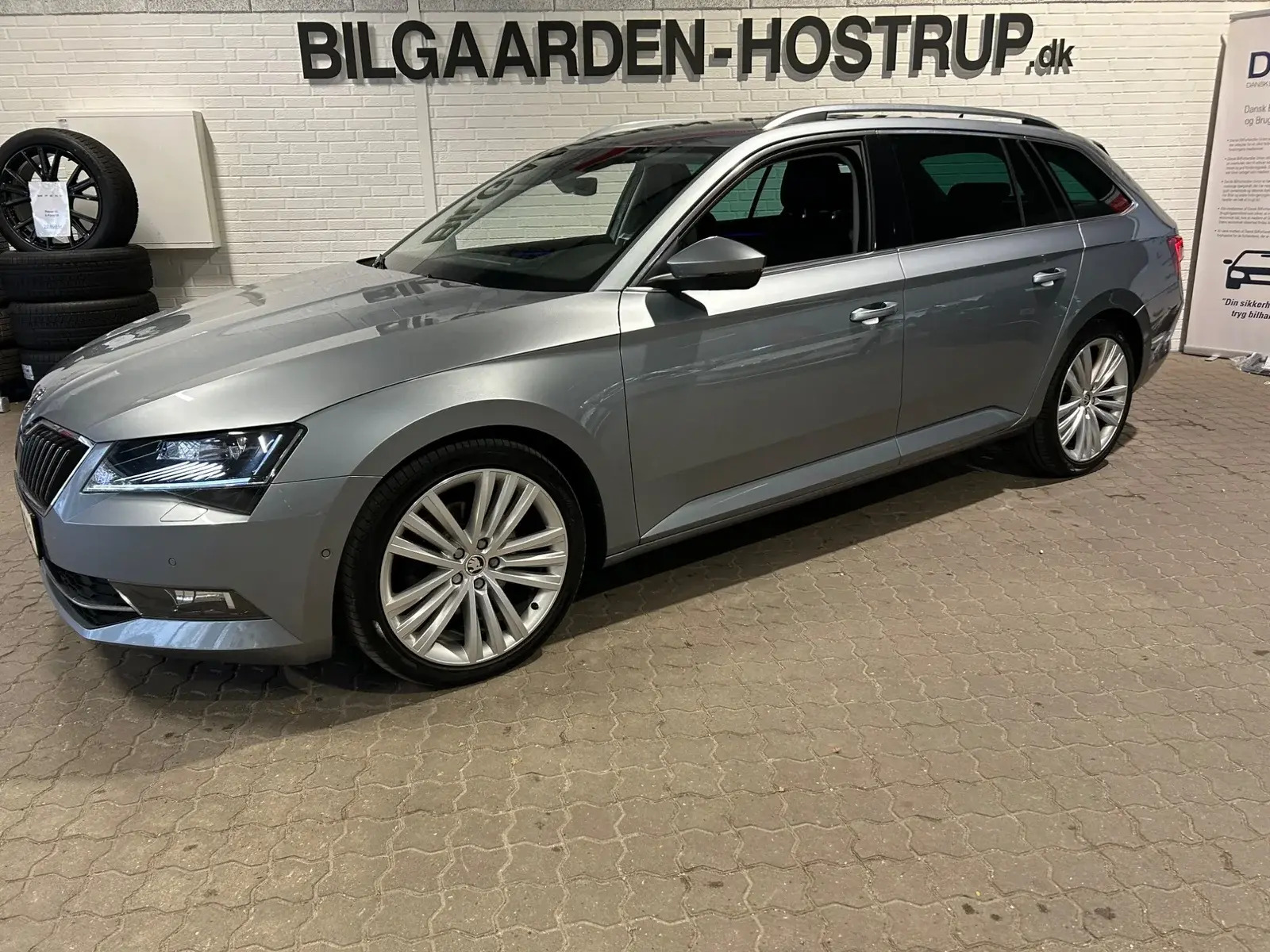 Grå Skoda Superb fra 2019