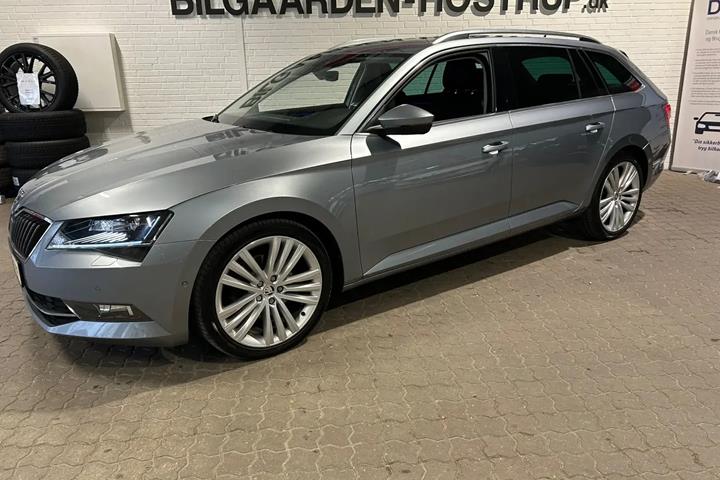 Grå Skoda Superb fra 2019