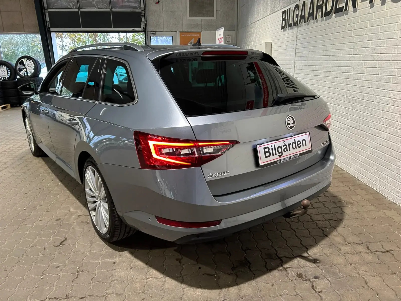 Grå Skoda Superb fra 2019
