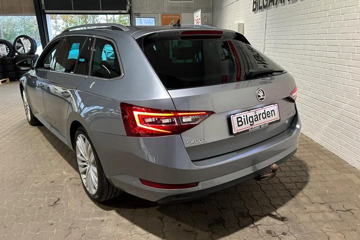 Grå Skoda Superb fra 2019