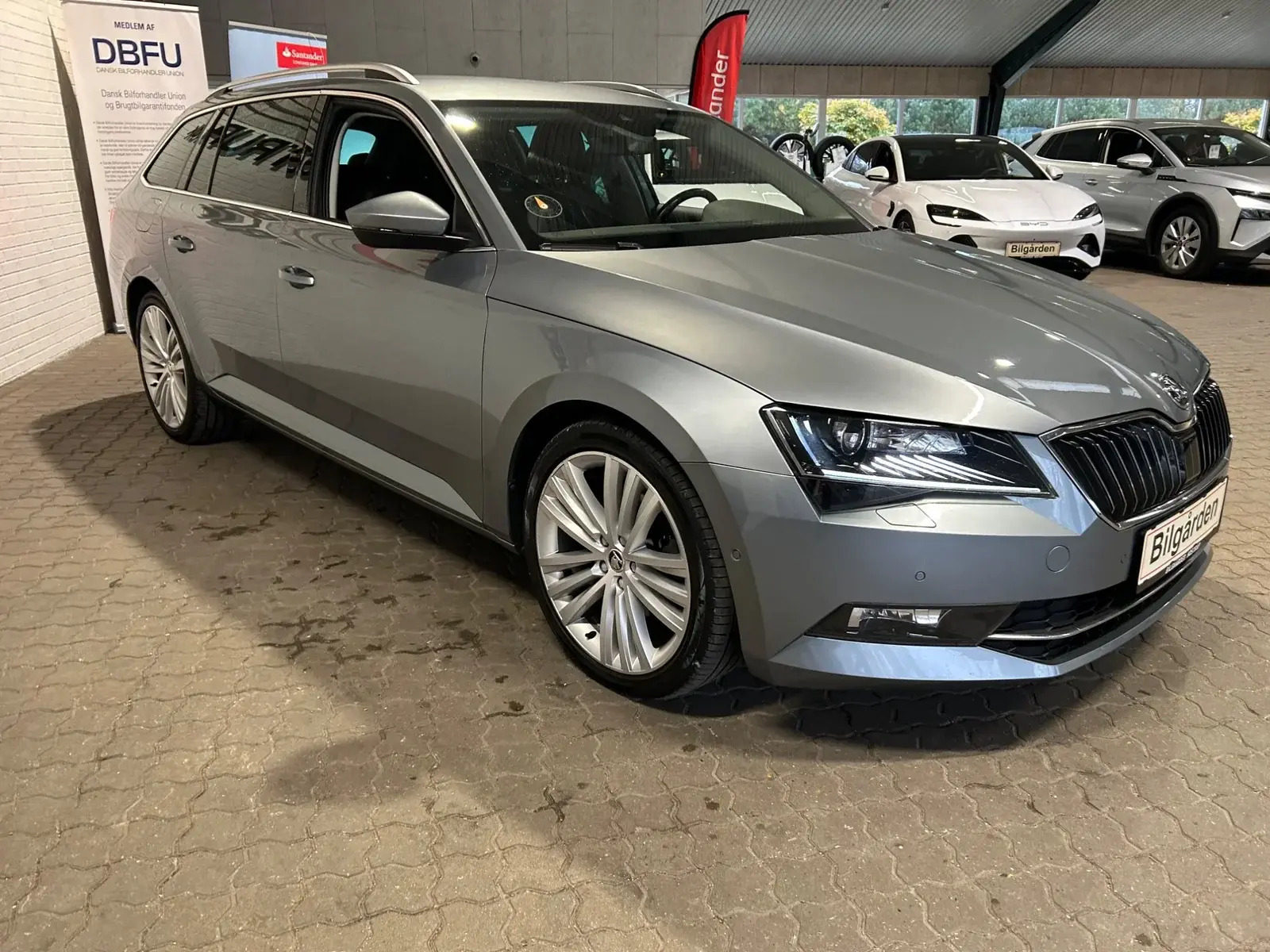 Grå Skoda Superb fra 2019