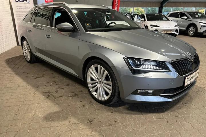 Grå Skoda Superb fra 2019