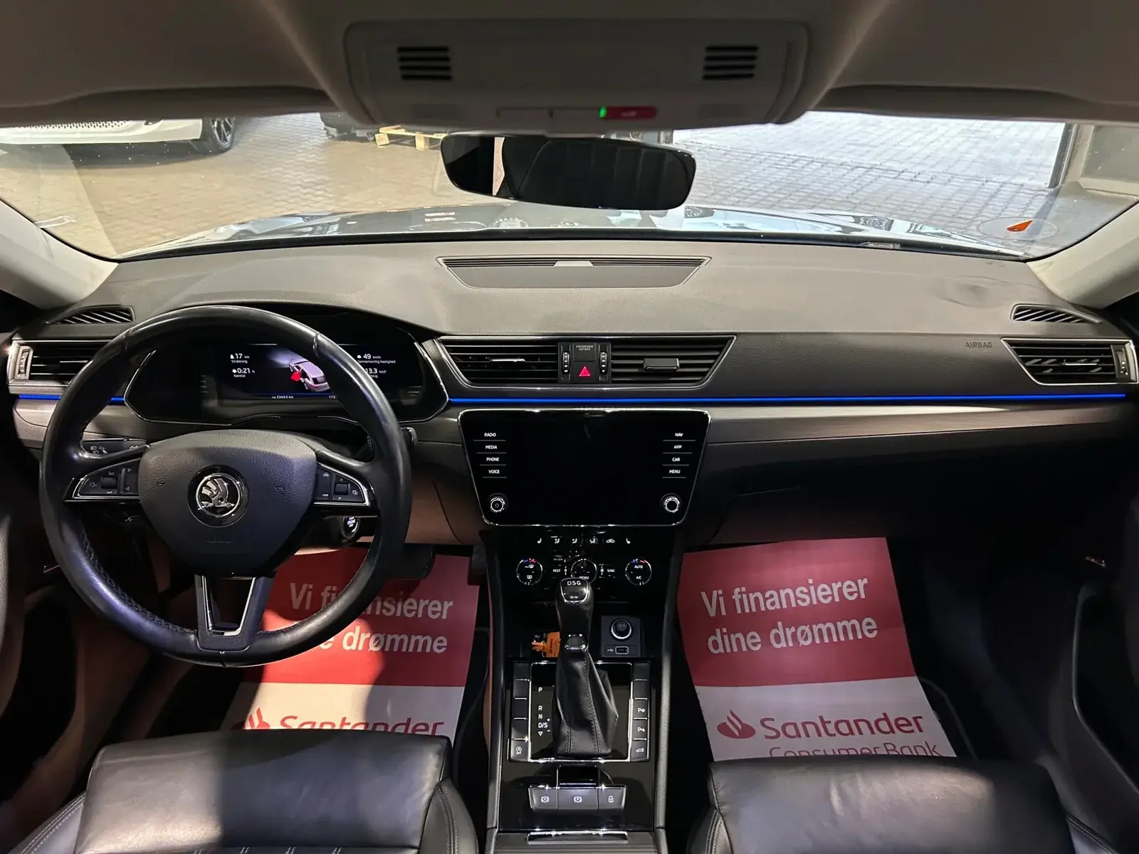 Grå Skoda Superb fra 2019