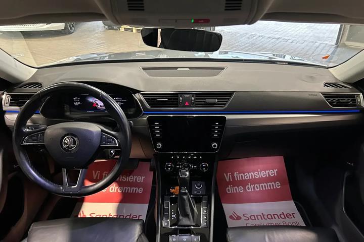 Grå Skoda Superb fra 2019