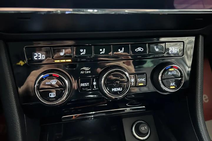 Grå Skoda Superb fra 2019