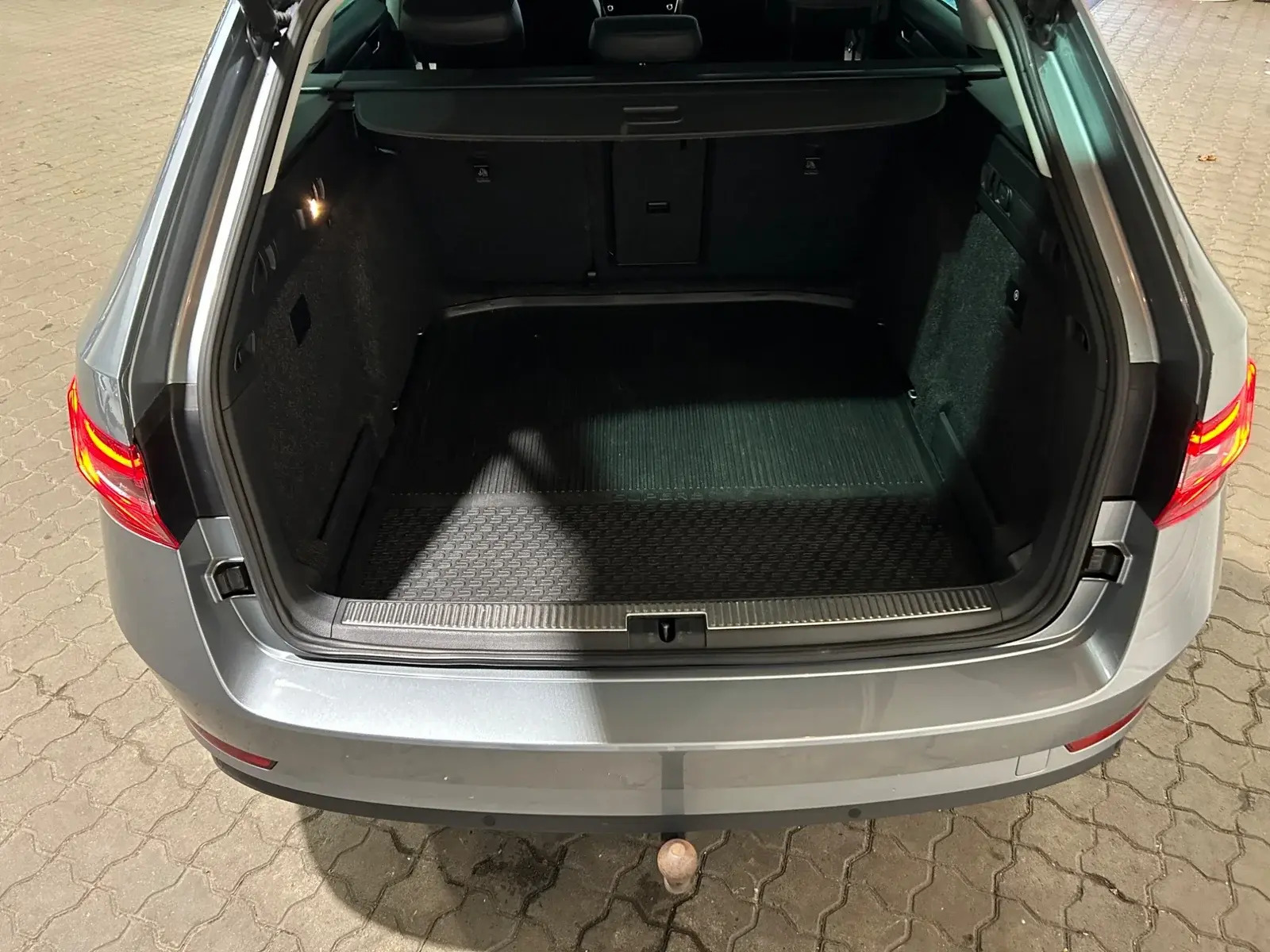 Grå Skoda Superb fra 2019