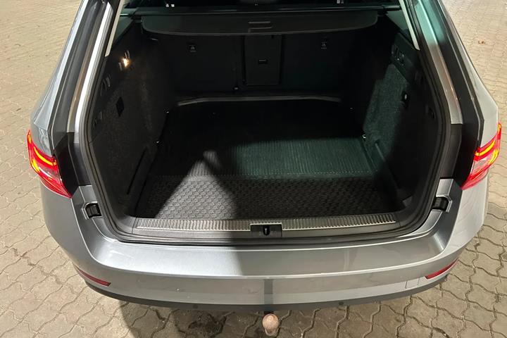 Grå Skoda Superb fra 2019