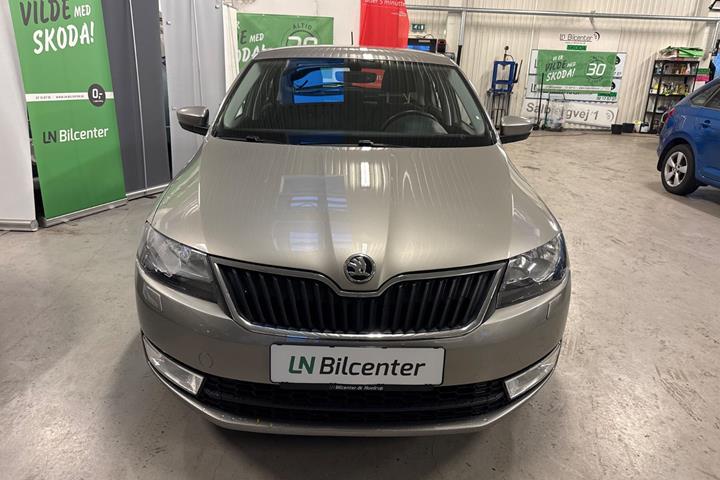 Beige Skoda Rapid fra 2017