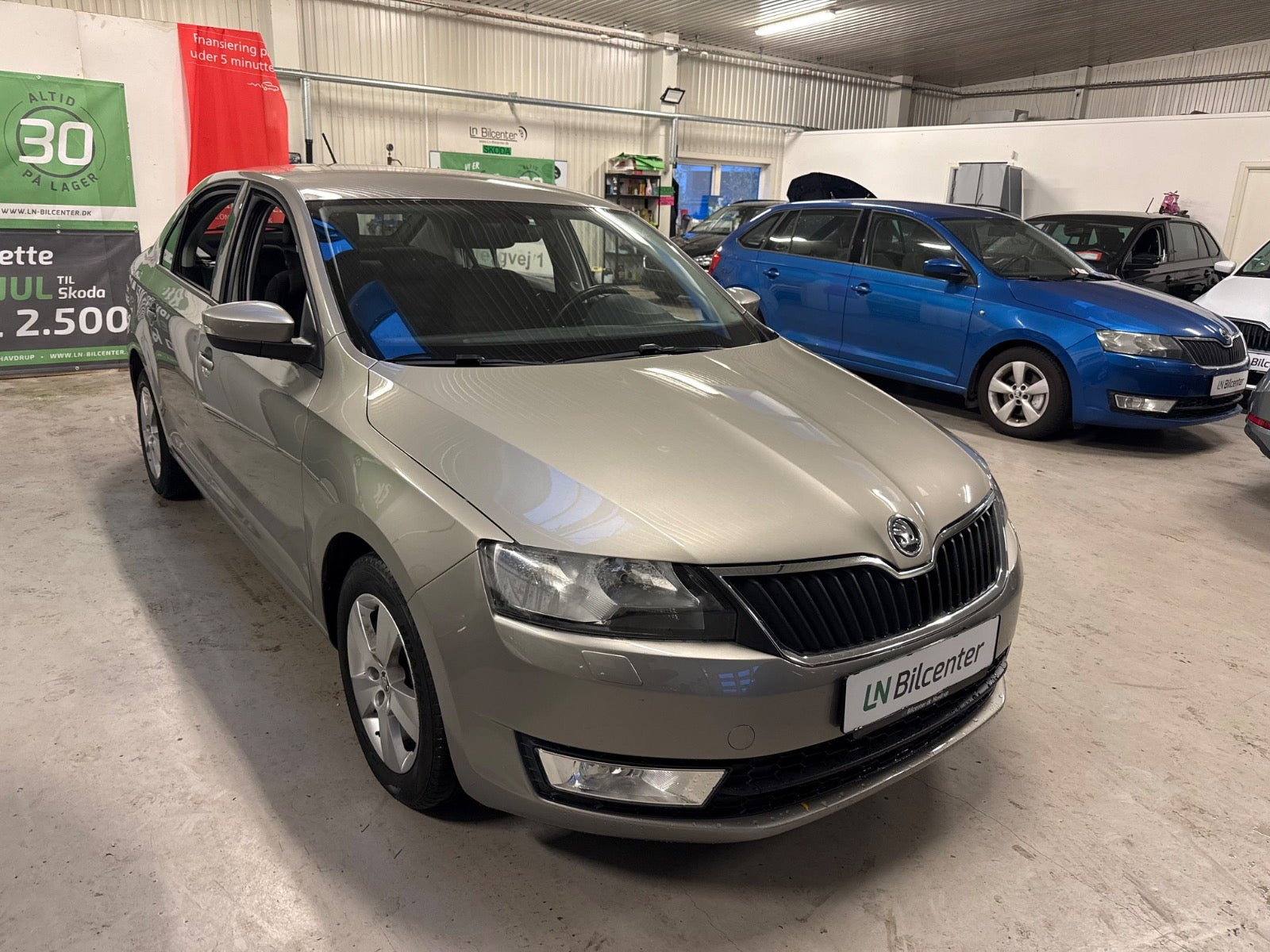 Beige Skoda Rapid fra 2017