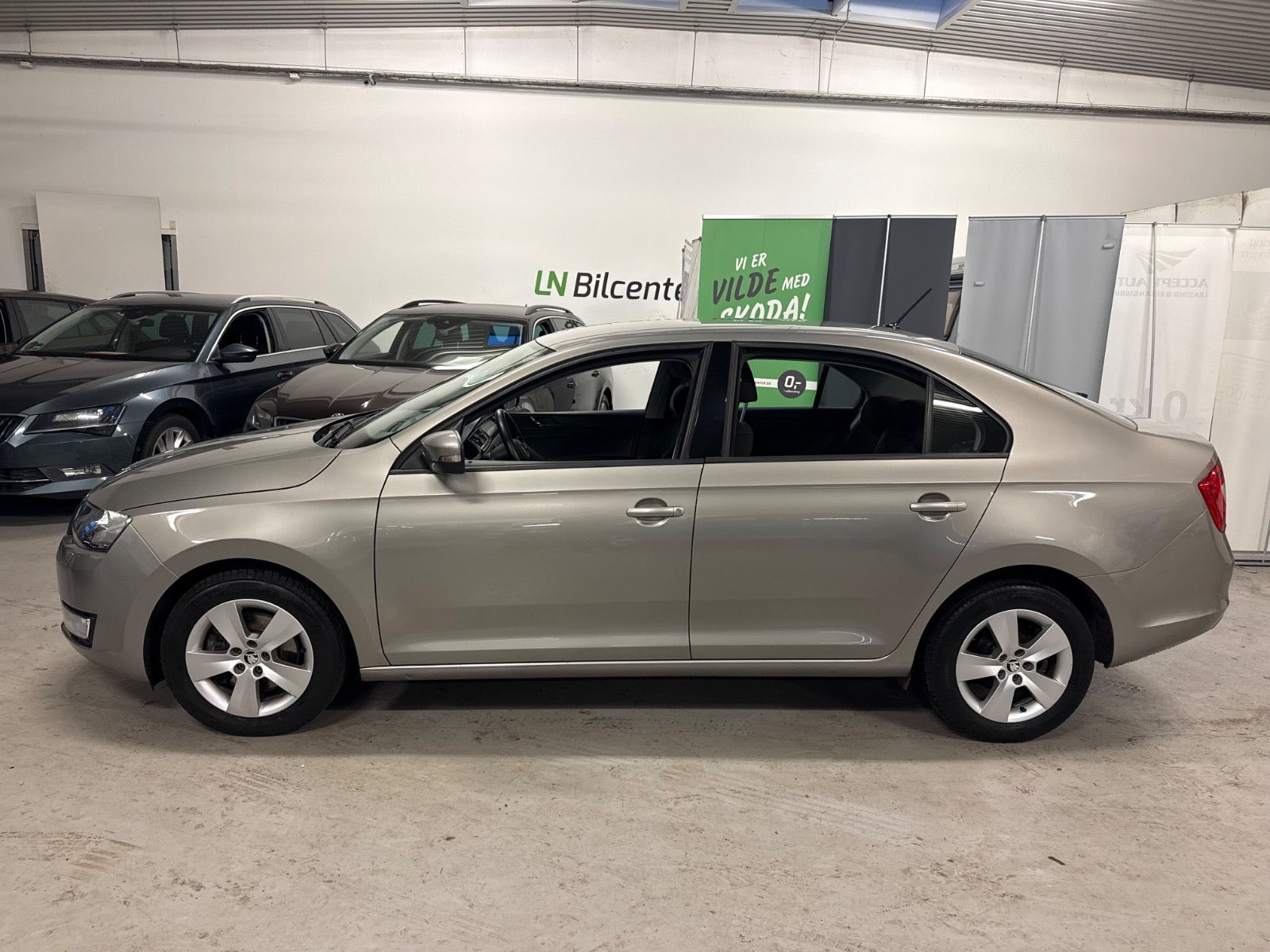 Beige Skoda Rapid fra 2017