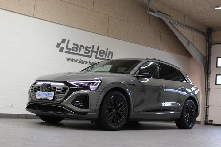Grå Audi Q8 e-tron fra 2024