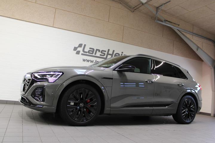 Grå Audi Q8 e-tron fra 2024