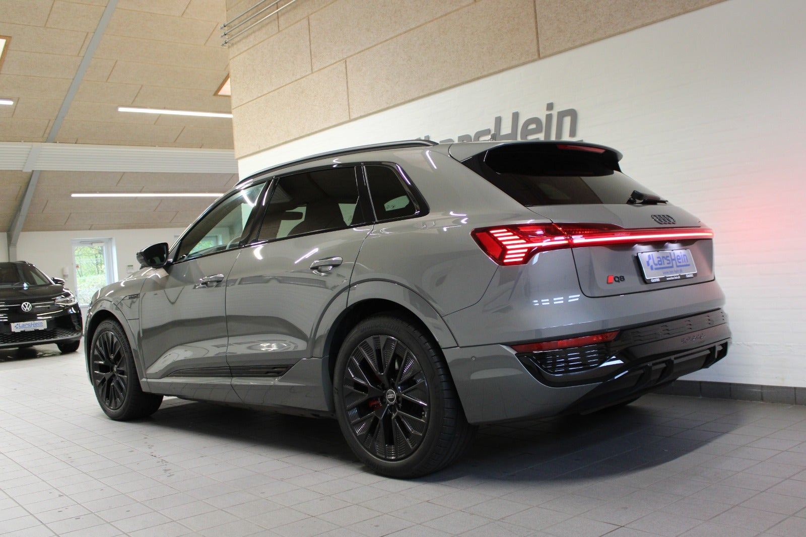 Grå Audi Q8 e-tron fra 2024