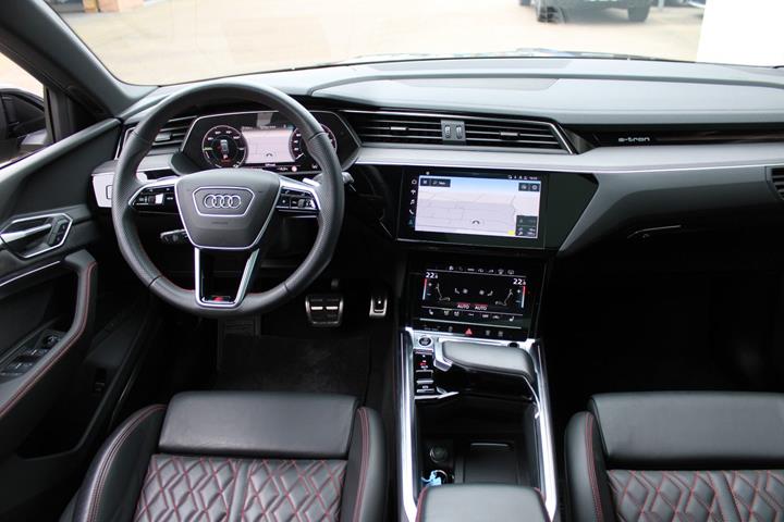 Grå Audi Q8 e-tron fra 2024