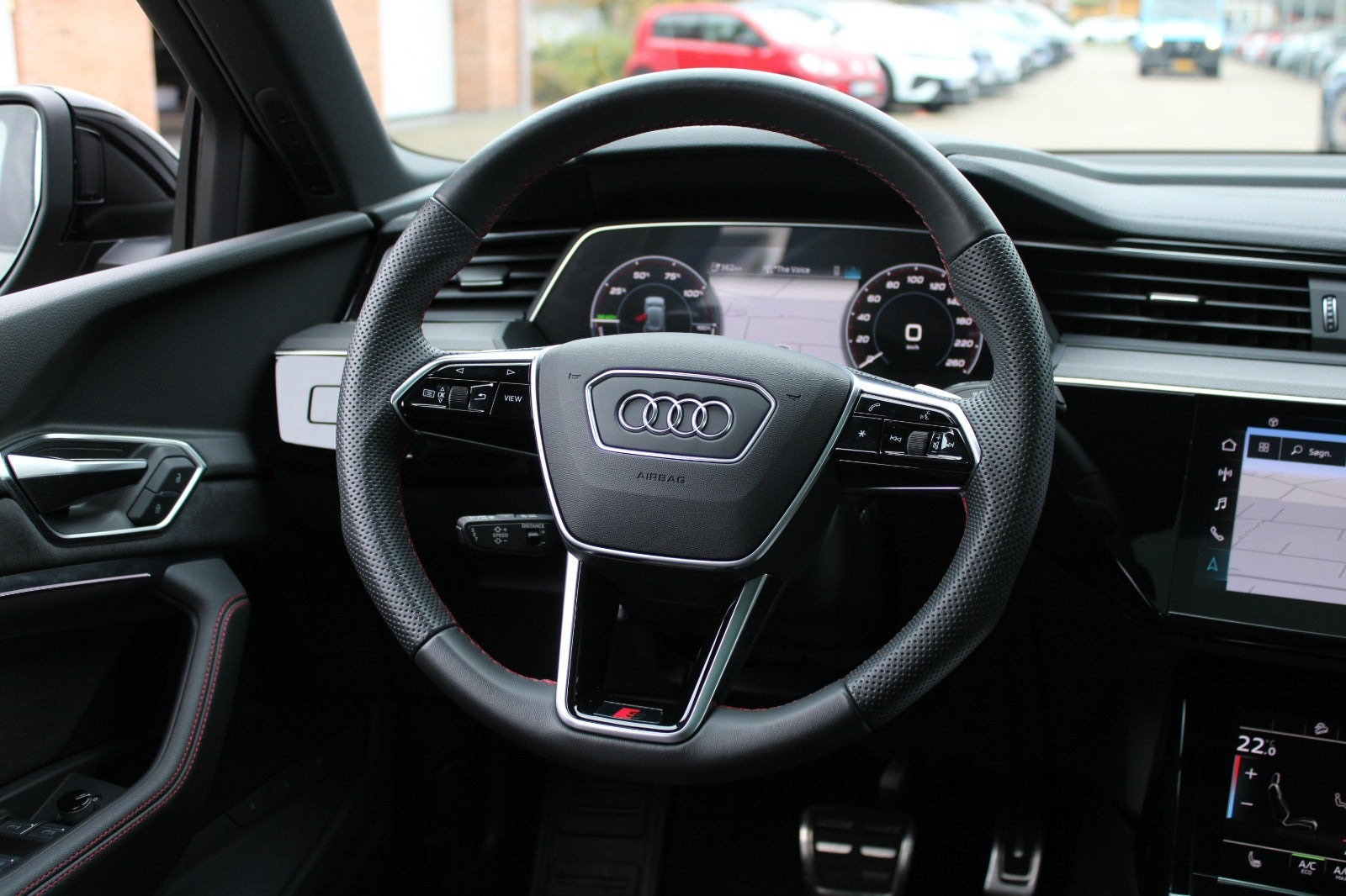 Grå Audi Q8 e-tron fra 2024