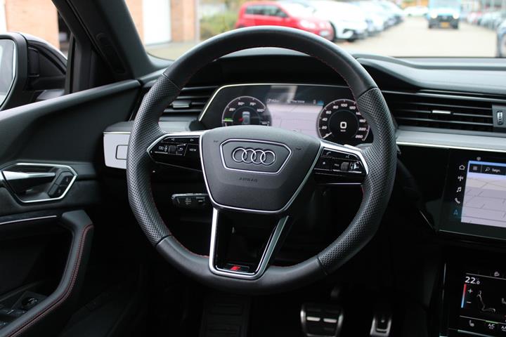 Grå Audi Q8 e-tron fra 2024