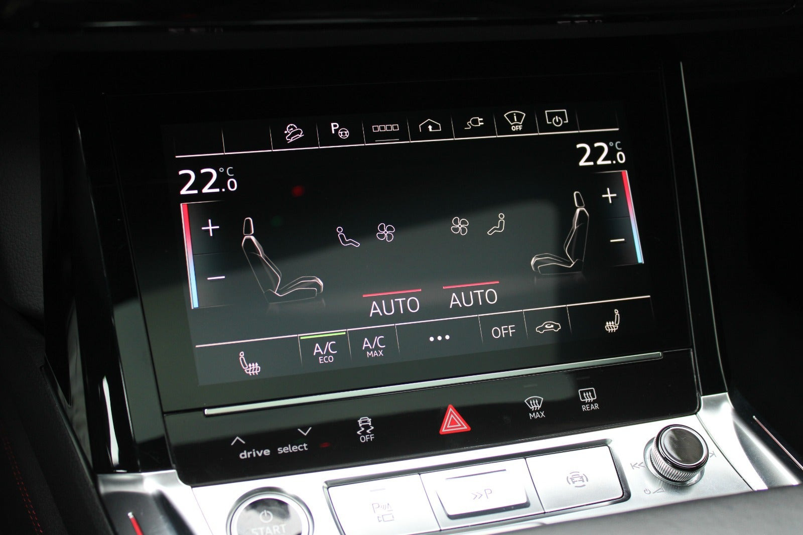 Grå Audi Q8 e-tron fra 2024