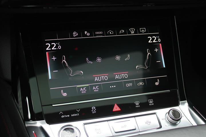 Grå Audi Q8 e-tron fra 2024