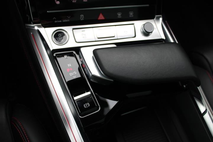 Grå Audi Q8 e-tron fra 2024