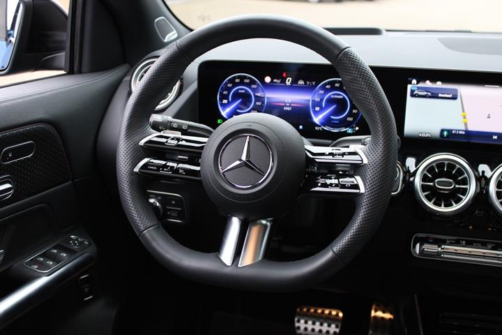 Blå Mercedes EQA250+ fra 2024