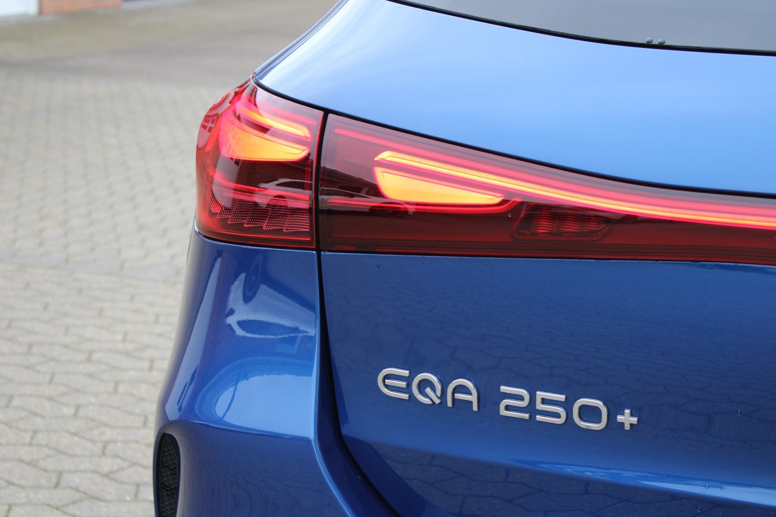 Blå Mercedes EQA250+ fra 2024