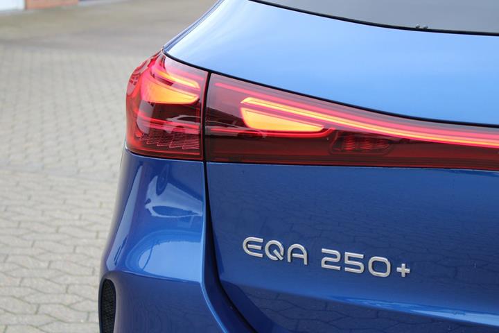 Blå Mercedes EQA250+ fra 2024