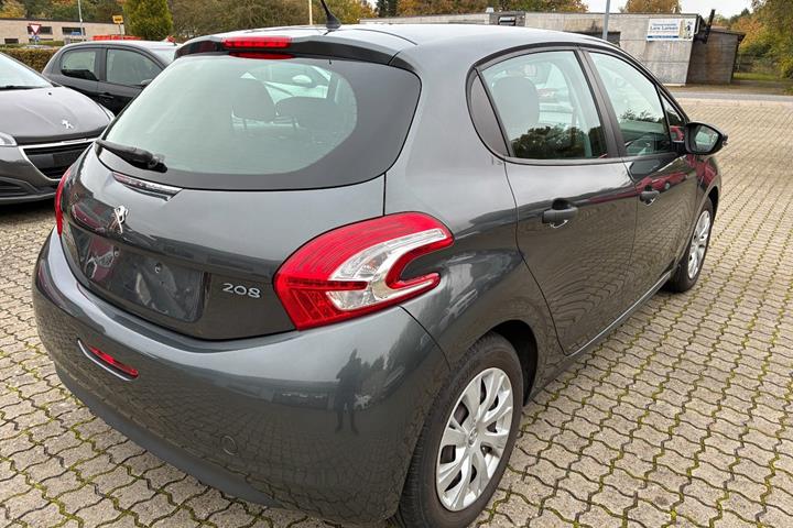 Grå Peugeot 208 fra 2013