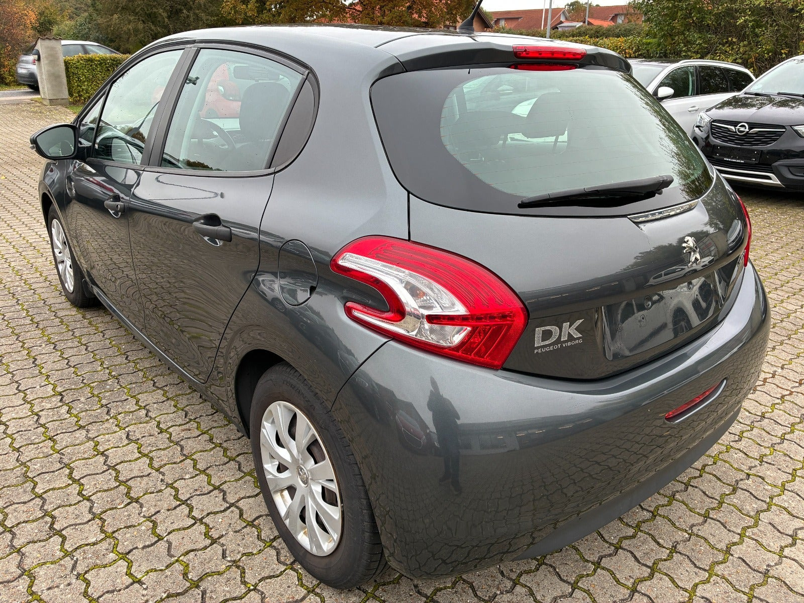 Grå Peugeot 208 fra 2013