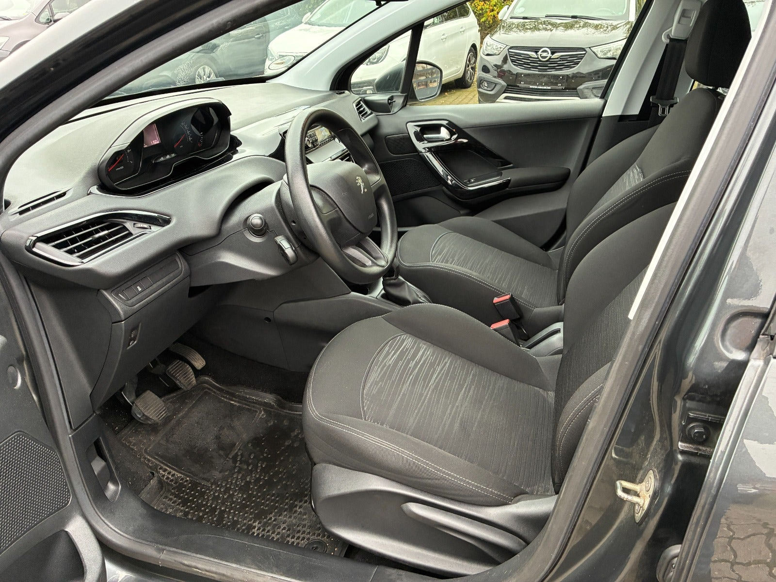 Grå Peugeot 208 fra 2013