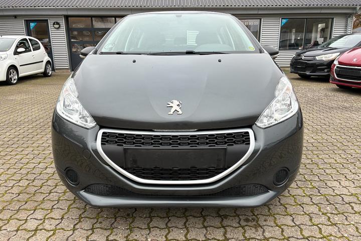 Grå Peugeot 208 fra 2013