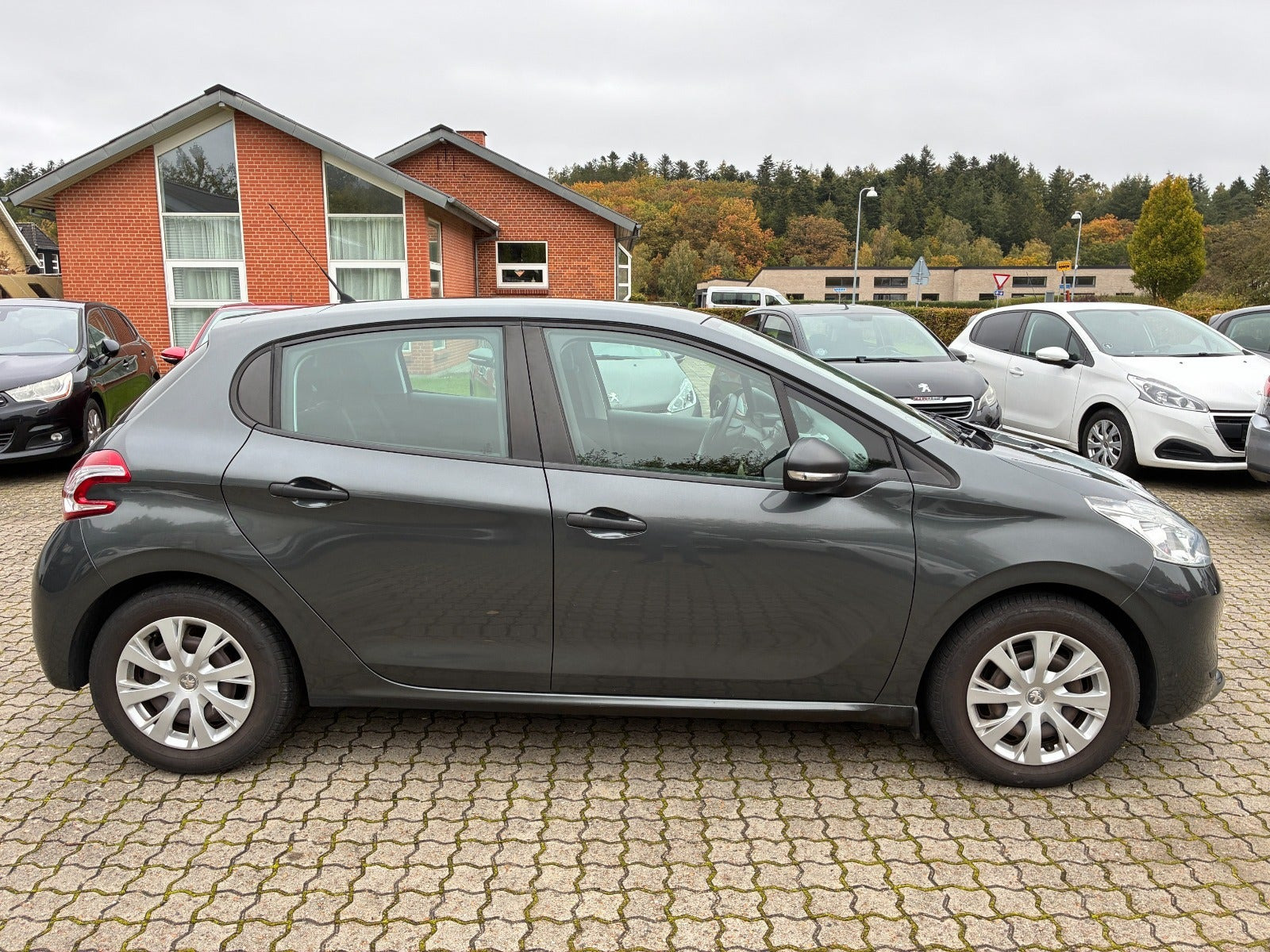 Grå Peugeot 208 fra 2013