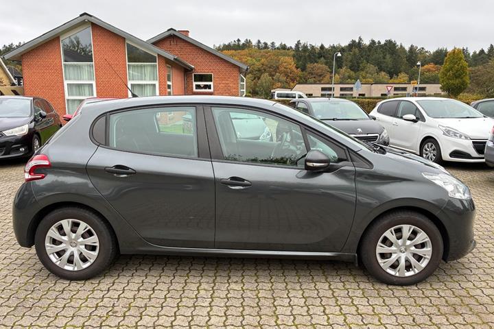 Grå Peugeot 208 fra 2013