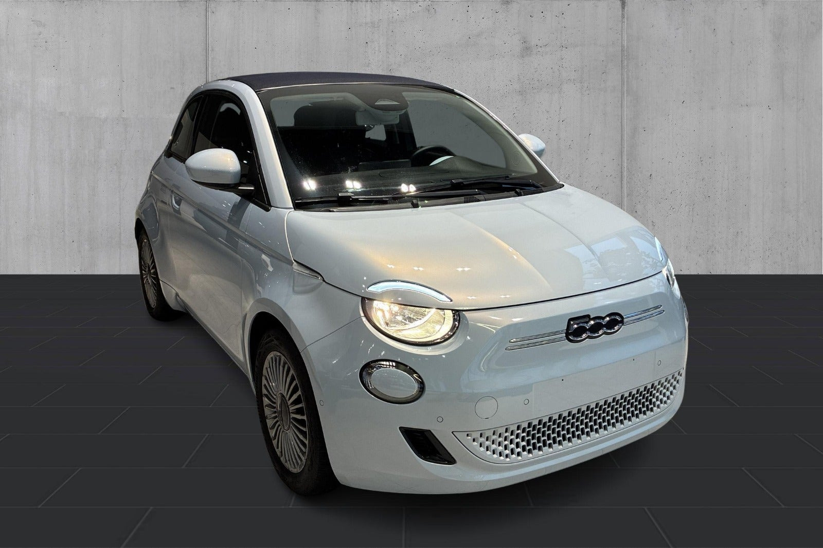 Blå Fiat 500e fra 2024