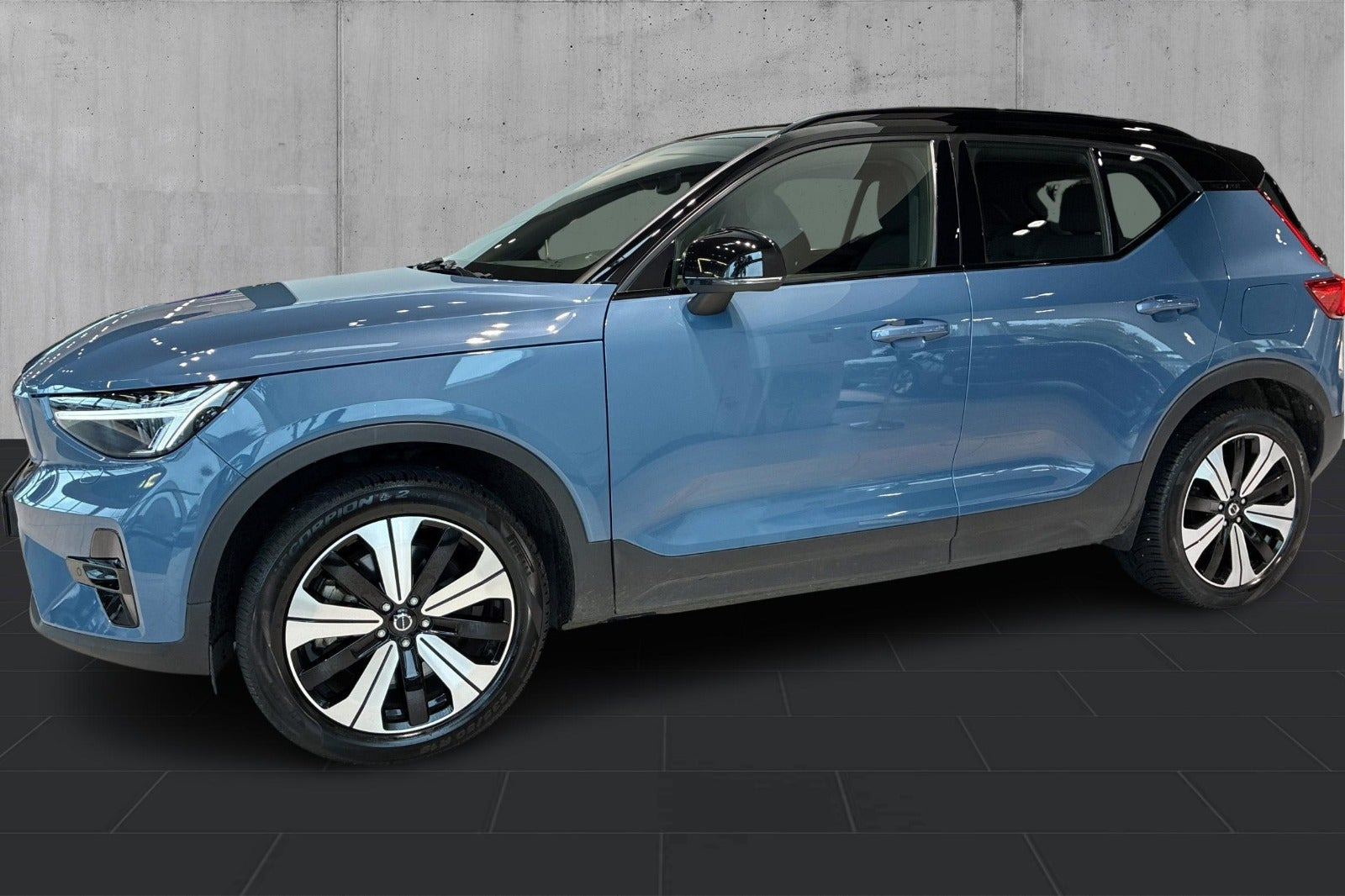 Blå Volvo XC40 fra 2022