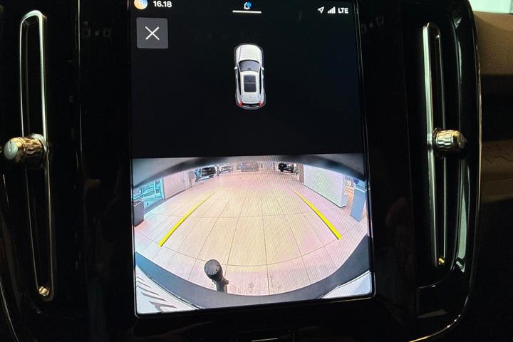 Blå Volvo XC40 fra 2022