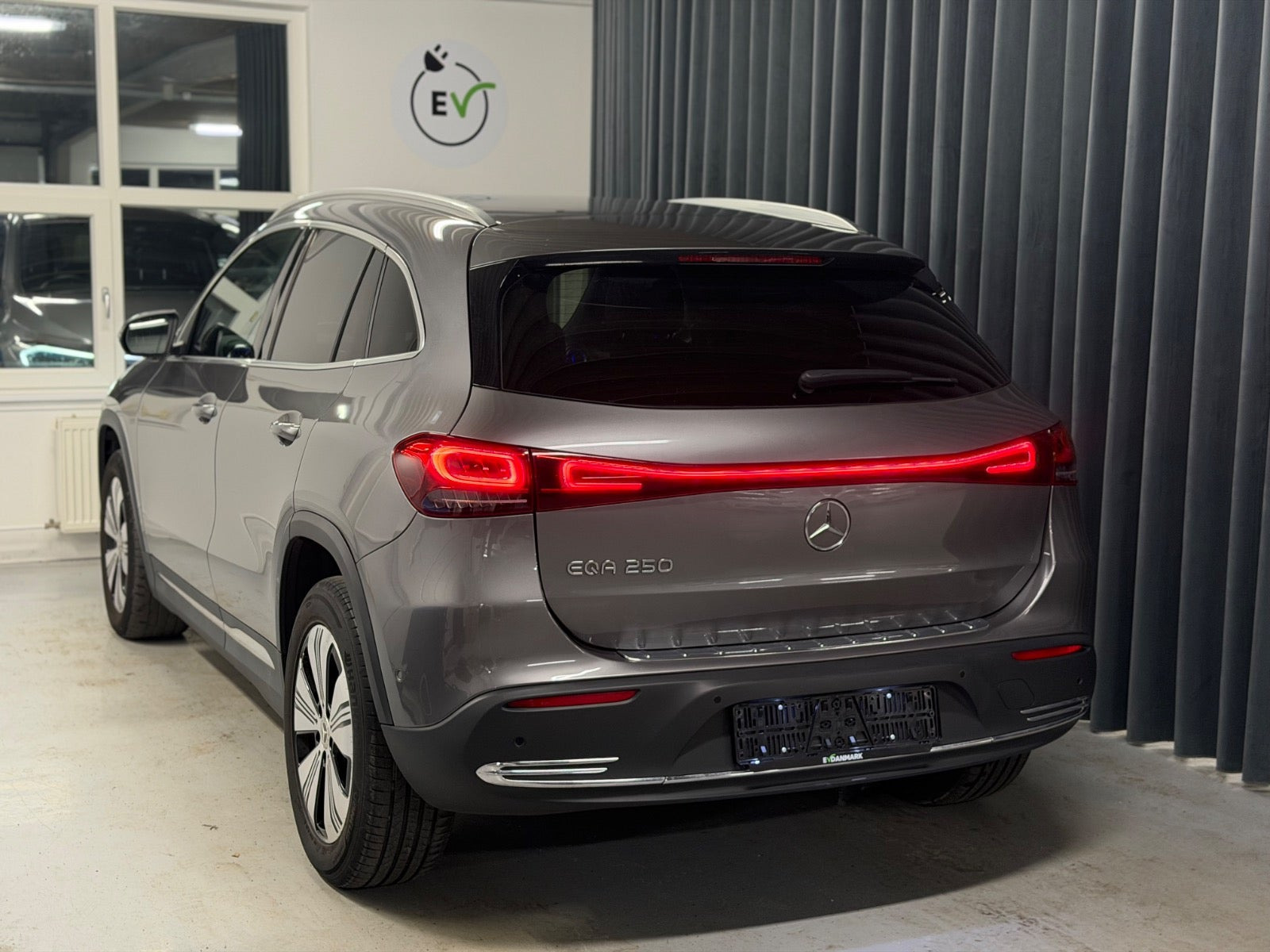 Grå Mercedes EQA250 fra 2021