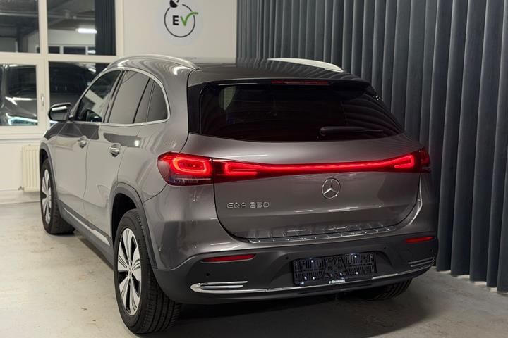 Grå Mercedes EQA250 fra 2021